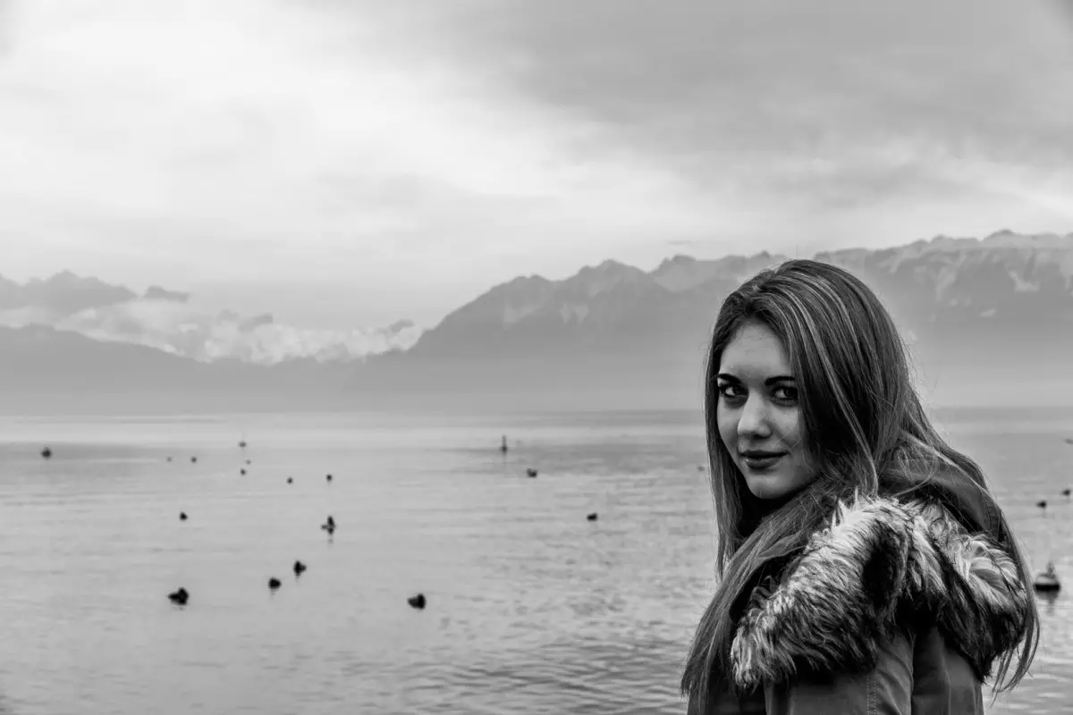 Portrait photography of a woman at Lake Geneva in Lausanne