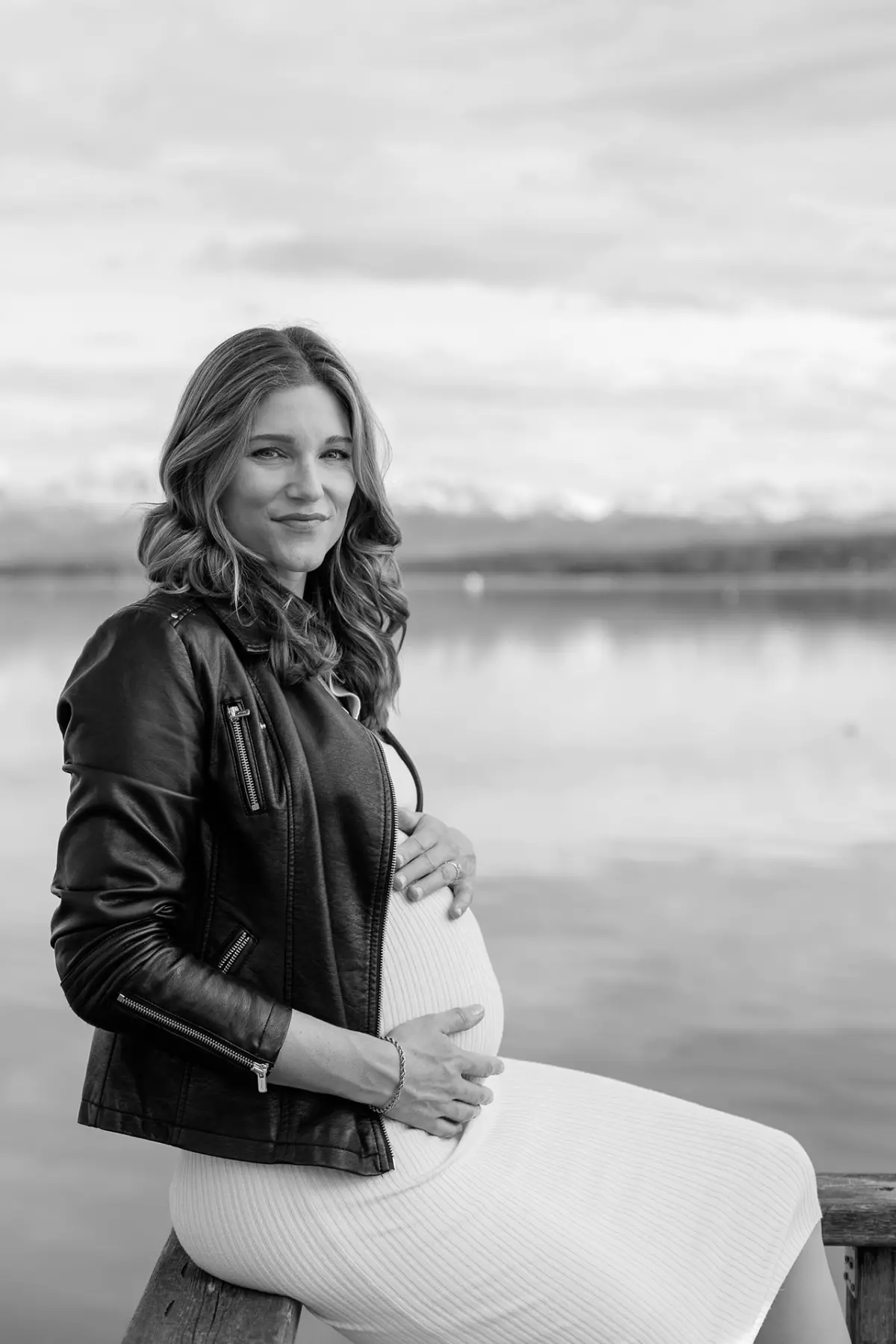 Maternity portrait photography at Greifensee Lake